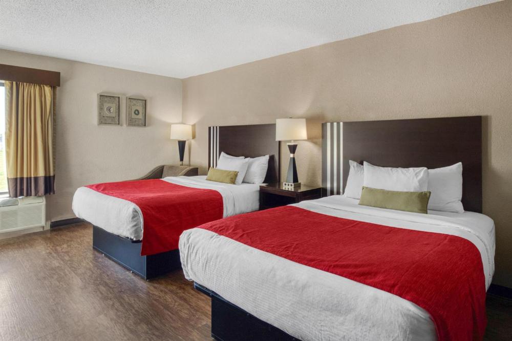 Queen Room with Two Queen Beds - Non-Smoking interior